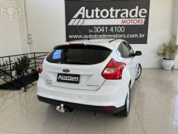 FORD - FOCUS 2.0 SE PLUS 16V FLEX 4P AUTOMÁTICO - 2014/2015 - BRANCA - R$ 55.900,00