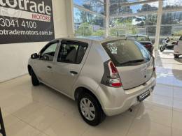 RENAULT - SANDERO 1.0 EXPRESSION 16V FLEX 4P MANUAL - 2013/2014 - PRATA - R$ 32.900,00