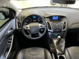 FORD - FOCUS 2.0 SE PLUS 16V FLEX 4P AUTOMÁTICO - 2014/2015 - BRANCA - R$ 55.900,00