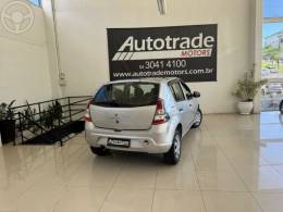 RENAULT - SANDERO 1.0 EXPRESSION 16V FLEX 4P MANUAL - 2013/2014 - PRATA - R$ 32.900,00