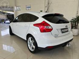 FORD - FOCUS 2.0 SE PLUS 16V FLEX 4P AUTOMÁTICO - 2014/2015 - BRANCA - R$ 55.900,00