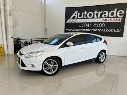 FORD - FOCUS 2.0 SE PLUS 16V FLEX 4P AUTOMÁTICO - 2014/2015 - BRANCA - R$ 55.900,00