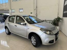 RENAULT - SANDERO 1.0 EXPRESSION 16V FLEX 4P MANUAL - 2013/2014 - PRATA - R$ 32.900,00