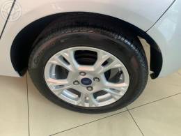 FORD - FIESTA 1.6 SE HATCH 16V FLEX 4P AUTOMÁTICO - 2014/2015 - PRATA - R$ 44.900,00