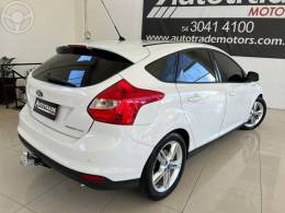 FORD - FOCUS 2.0 SE PLUS 16V FLEX 4P AUTOMÁTICO - 2014/2015 - BRANCA - R$ 55.900,00