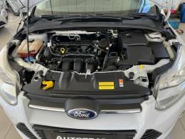 FORD - FOCUS 2.0 SE PLUS 16V FLEX 4P AUTOMÁTICO - 2014/2015 - BRANCA - R$ 55.900,00